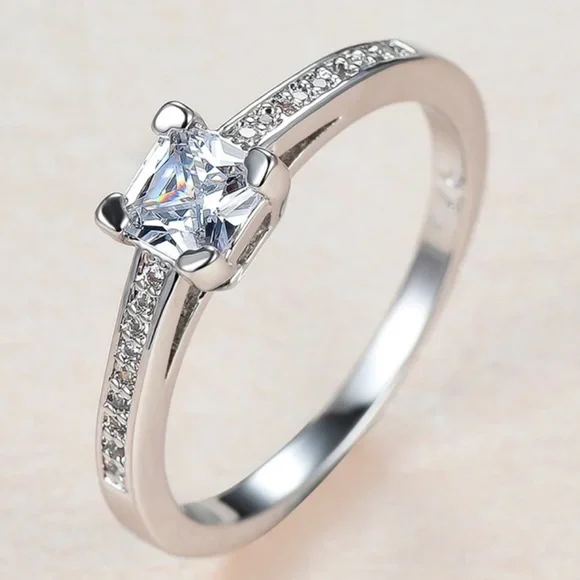 Princess cut sterling silver engagement ring - Picture 2 of 6